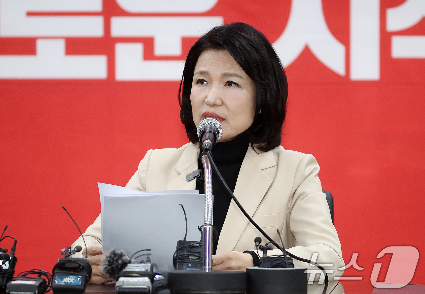 (대구=뉴스1) 공정식 기자 = 국민의힘 대구시장 경선에서 공천 배제(컷오프)된 이진숙 전 방송통신위원장이 14일 오후 대구 수성구 국민의힘 대구시당에서 기자회견을 하고 있다. 2 …