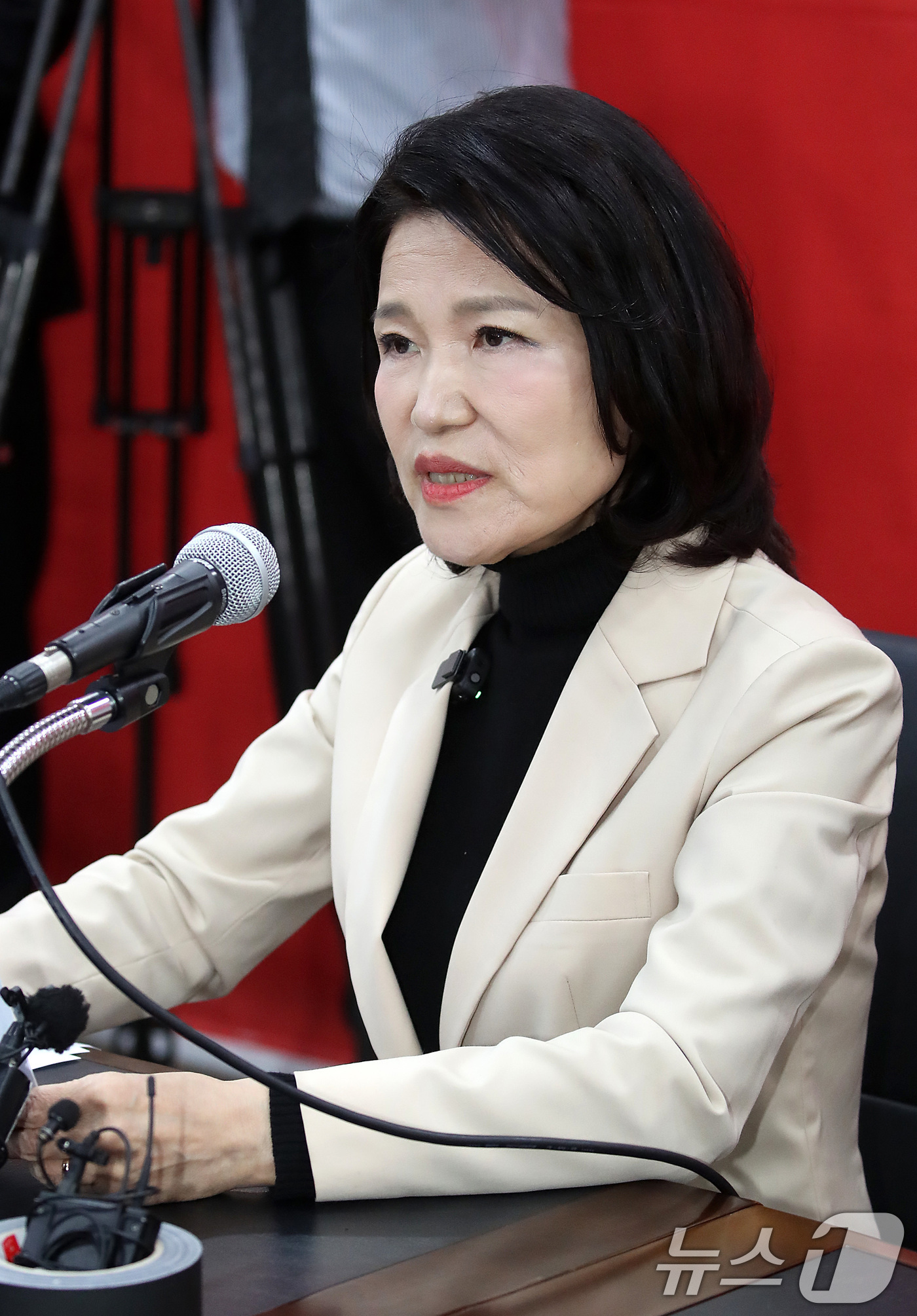 (대구=뉴스1) 공정식 기자 = 국민의힘 대구시장 경선에서 공천 배제(컷오프)된 이진숙 전 방송통신위원장이 14일 오후 대구 수성구 국민의힘 대구시당에서 기자회견을 하고 있다. 2 …