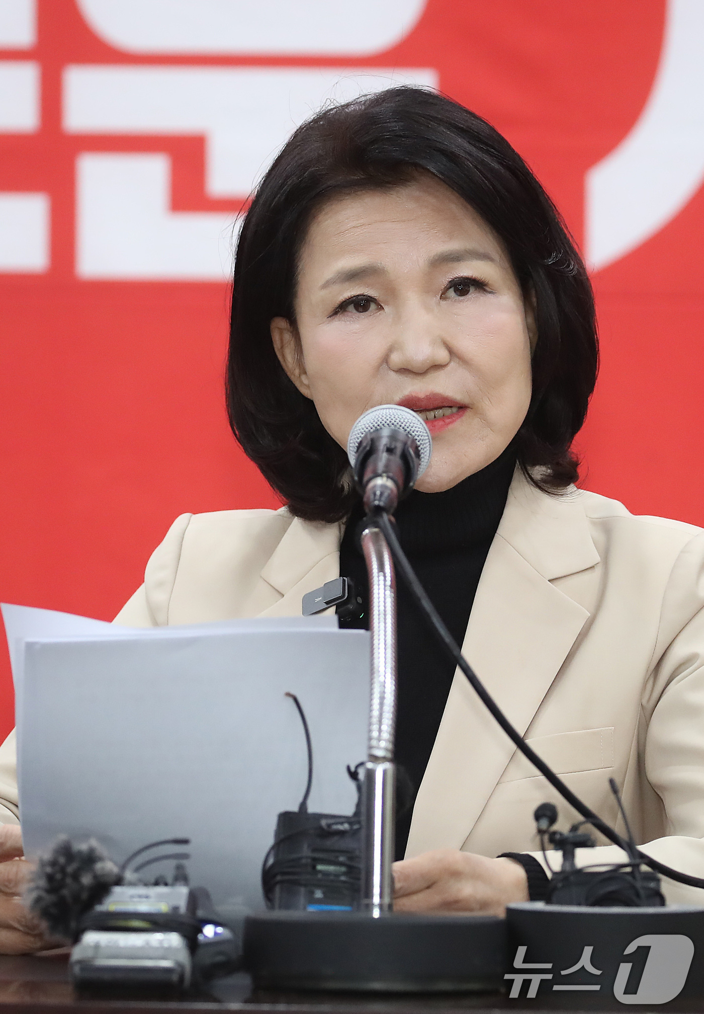 (대구=뉴스1) 공정식 기자 = 국민의힘 대구시장 경선에서 공천 배제(컷오프)된 이진숙 전 방송통신위원장이 14일 오후 대구 수성구 국민의힘 대구시당에서 기자회견을 하고 있다. 2 …