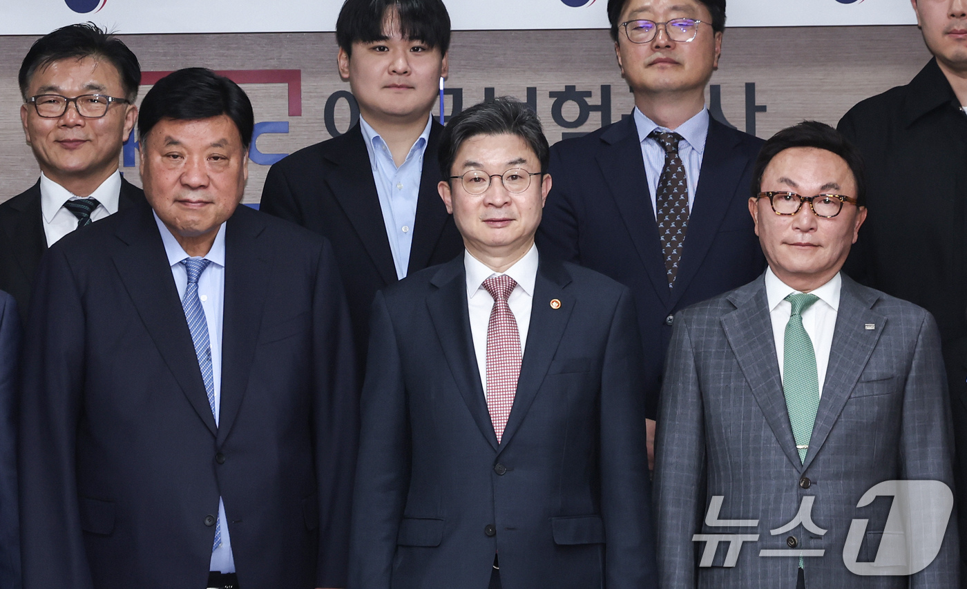 (서울=뉴스1) 임지훈 인턴기자 = 이억원 금융위원장(가운데)을 비롯한 참석자들이 14일 오후 서울 중구 예금보험공사 본사에서 열린 국민성장펀드 제2차 전략위원회 회의에 앞서 기념 …