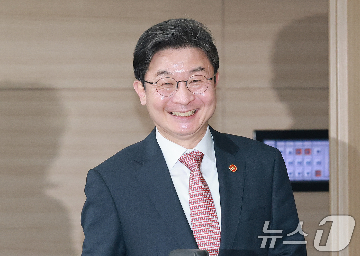 (서울=뉴스1) 임세영 기자 = 이억원 금융위원장이 14일 서울 중구 예금보험공사에서 열린 국민성장펀드 제2차 전략위원회 회의에 참석하고 있다. 2026.4.14/뉴스1