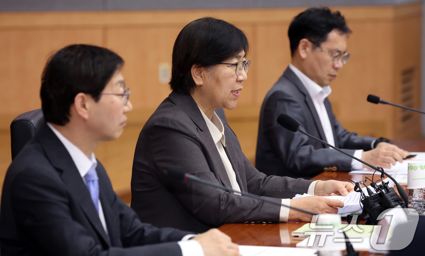 (서울=뉴스1) 김명섭 기자 = 정은경 보건복지부 장관이 14일 오후 서울 종로구 정부서울청사 별관에서 열린 제3차 국민연금기금운용위원회에서 모두 발언을 하고 있다. 2026.4. …