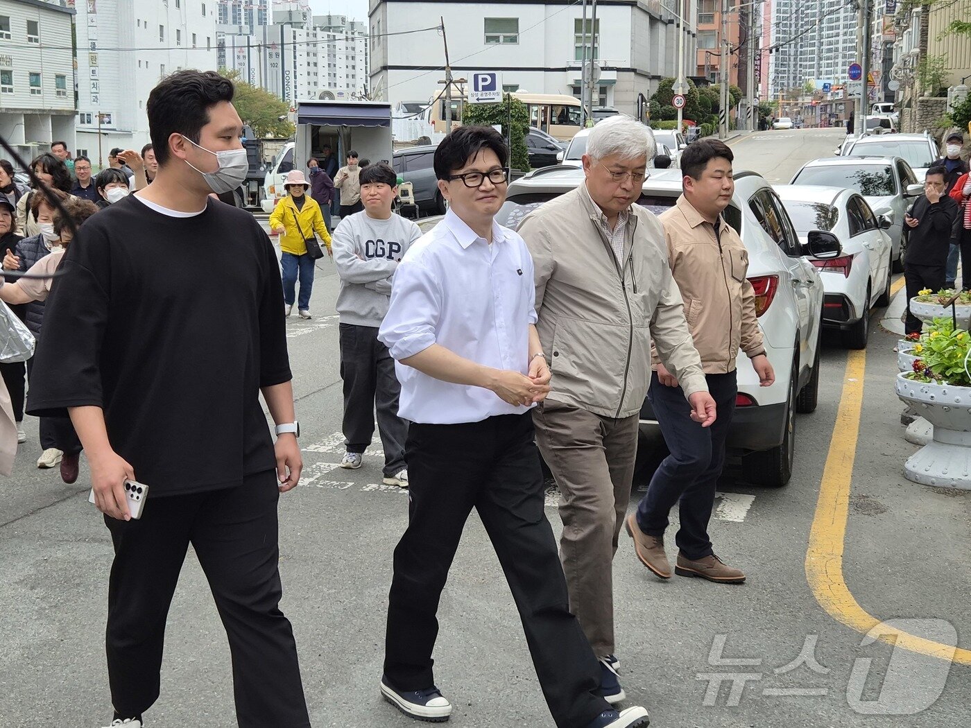 본문 이미지 - 한동훈 전 국민의힘 대표가 14일 주민들과 함께 전입 신고를 하기 위해 부산 북구 만덕2동 주민센터를 방문하고 있다. 2026.4.14 ⓒ 뉴스1 임순택 기자