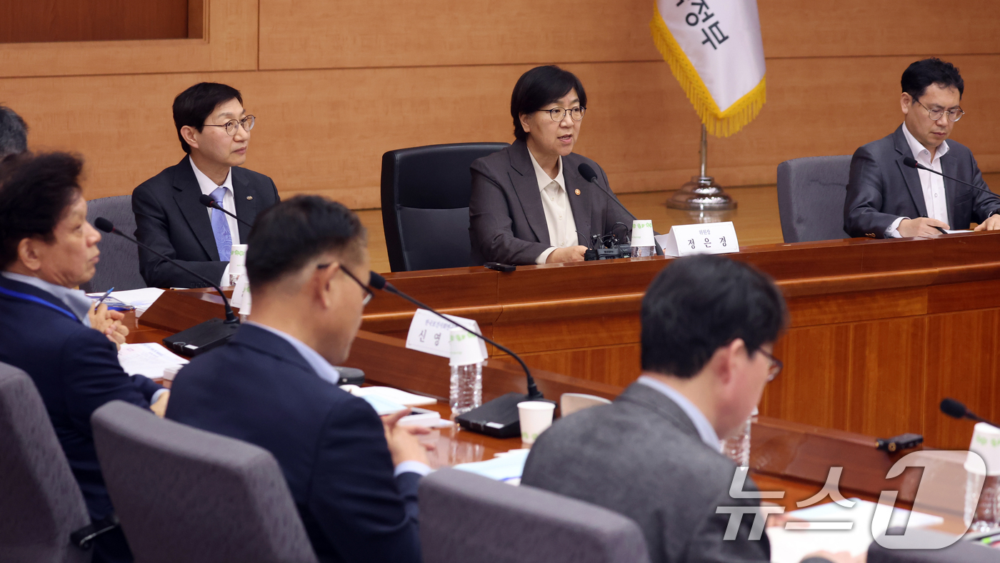 (서울=뉴스1) 김명섭 기자 = 정은경 보건복지부 장관이 14일 오후 서울 종로구 정부서울청사 별관에서 열린 제3차 국민연금기금운용위원회에서 모두 발언을 하고 있다. 2026.4. …