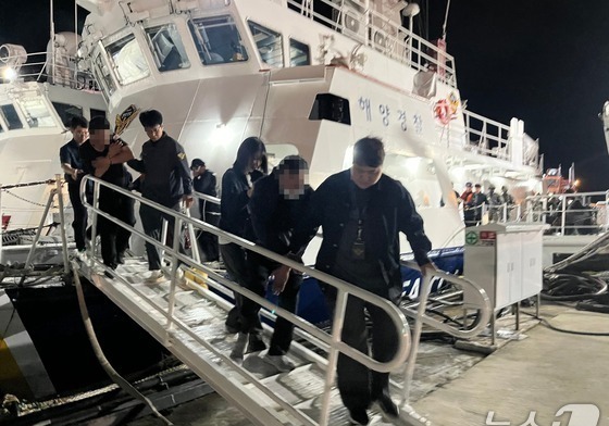 추석연휴 태안으로 보트 밀입국 중국인 8명 2심서 집유 선처