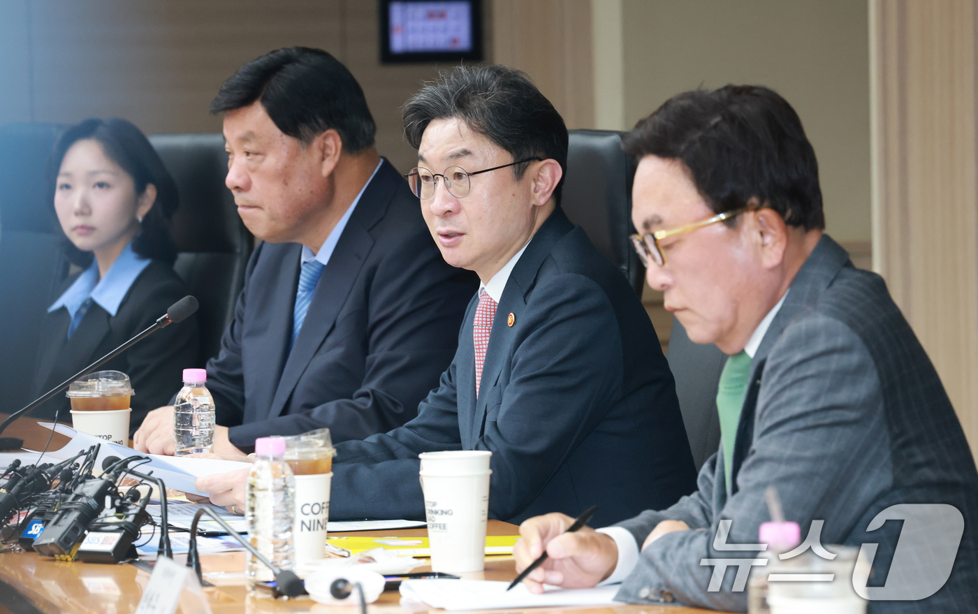 (서울=뉴스1) 임세영 기자 = 이억원 금융위원장이 14일 서울 중구 예금보험공사에서 열린 국민성장펀드 제2차 전략위원회 회의에서 모두발언을 하고 있다. 2026.4.14/뉴스1