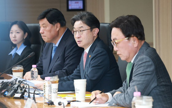 발언하는 이억원 금융위원장