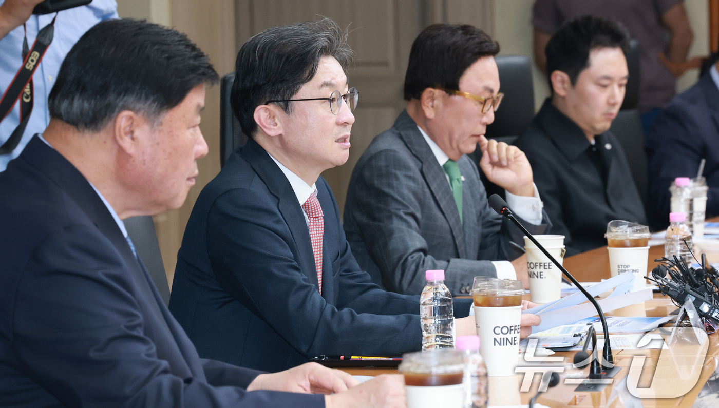 (서울=뉴스1) 임세영 기자 = 이억원 금융위원장이 14일 서울 중구 예금보험공사에서 열린 국민성장펀드 제2차 전략위원회 회의에서 모두발언을 하고 있다. 2026.4.14/뉴스1