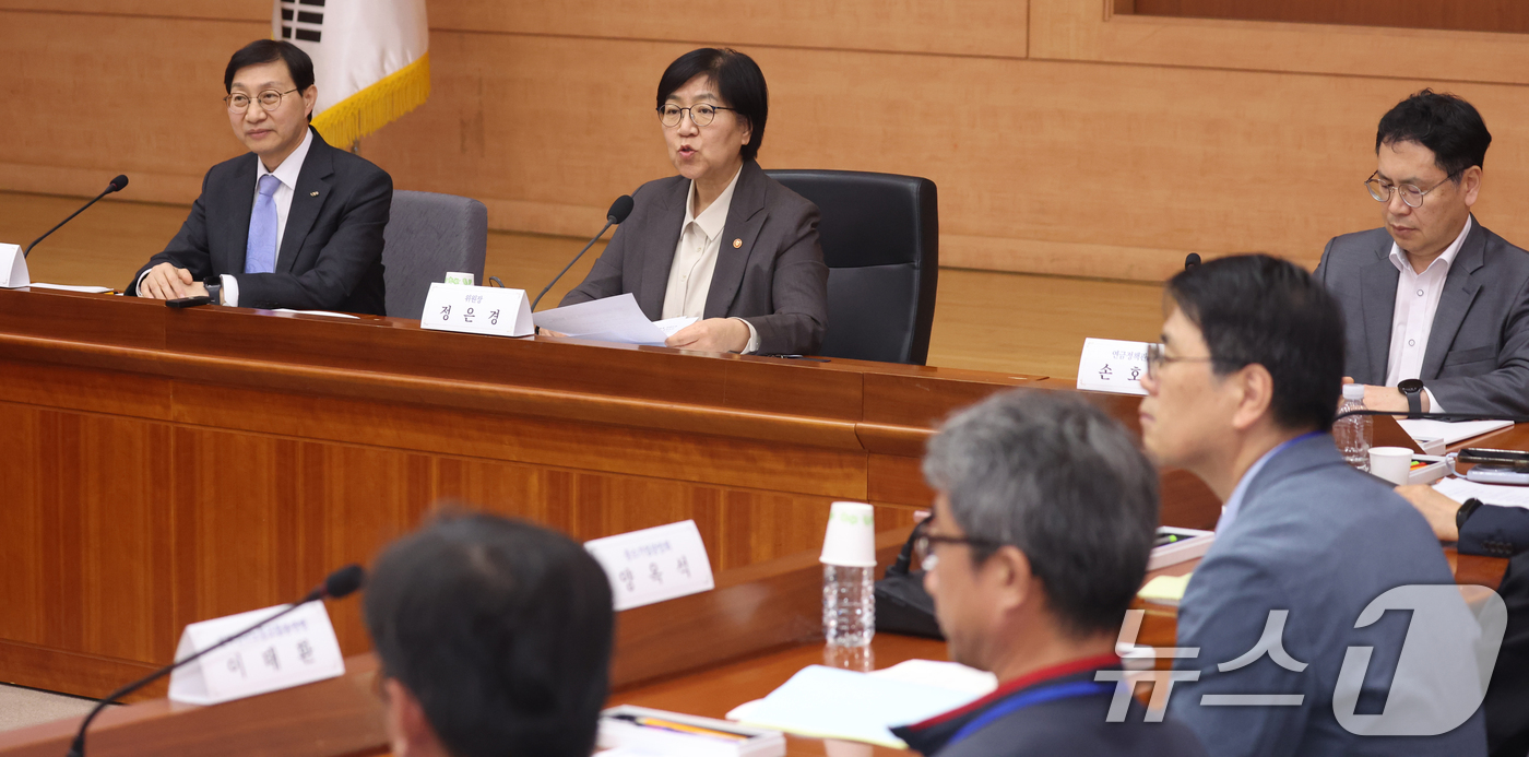 (서울=뉴스1) 김명섭 기자 = 정은경 보건복지부 장관이 14일 오후 서울 종로구 정부서울청사 별관에서 열린 제3차 국민연금기금운용위원회에서 모두 발언을 하고 있다. 2026.4. …
