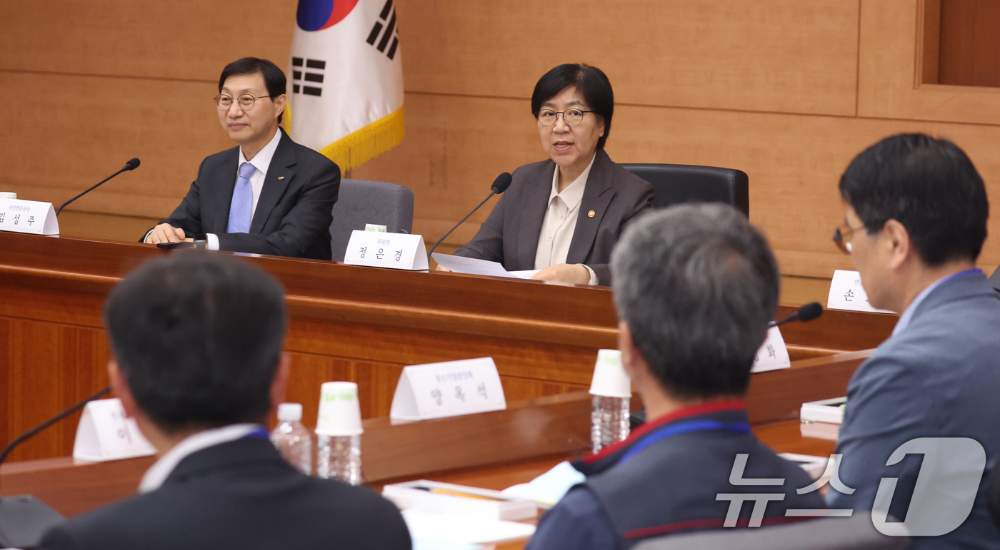 (서울=뉴스1) 김명섭 기자 = 정은경 보건복지부 장관이 14일 오후 서울 종로구 정부서울청사 별관에서 열린 제3차 국민연금기금운용위원회에서 모두 발언을 하고 있다. 2026.4. …