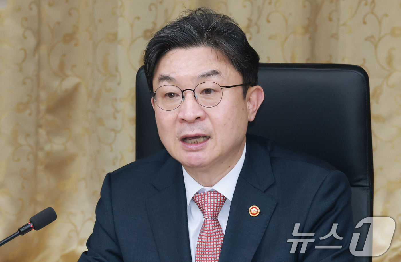 (서울=뉴스1) 임세영 기자 = 이억원 금융위원장이 14일 서울 중구 예금보험공사에서 열린 국민성장펀드 제2차 전략위원회 회의에서 모두발언을 하고 있다. 2026.4.14/뉴스1