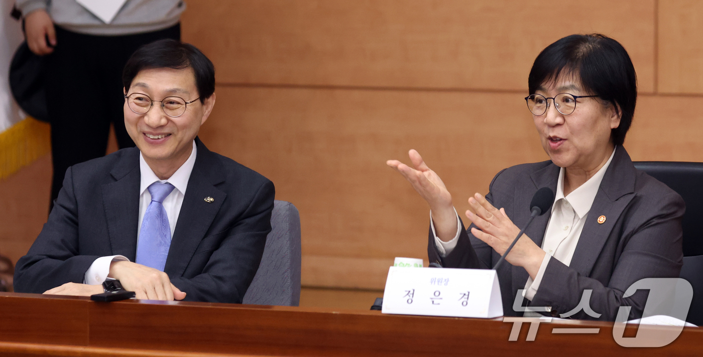 (서울=뉴스1) 김명섭 기자 = 정은경 보건복지부 장관이 14일 오후 서울 종로구 정부서울청사 별관에서 열린 제3차 국민연금기금운용위원회에서 김성주 국민연금공단 이사장과 대화를 하 …