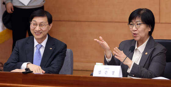 김성주 이사장과 대화하는 정은경 장관