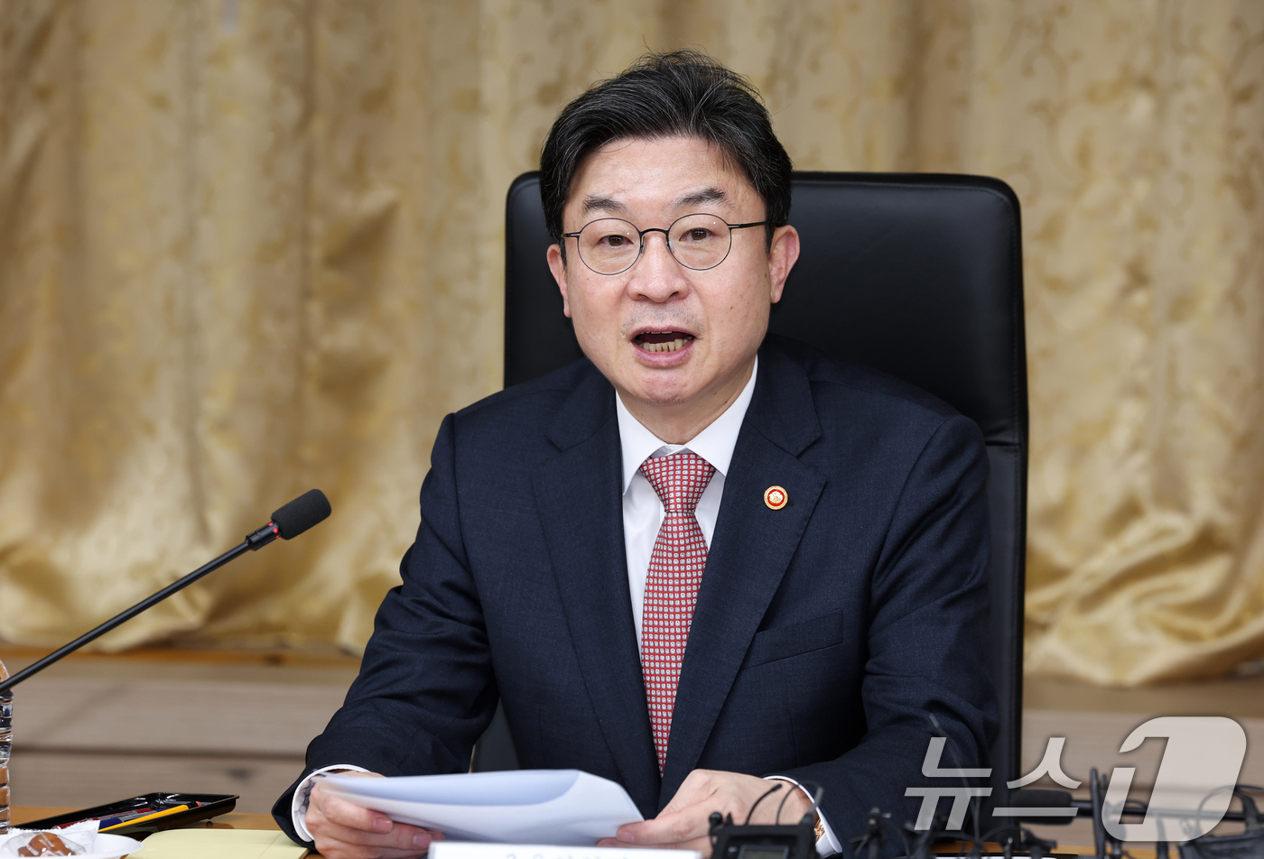 (서울=뉴스1) 임지훈 인턴기자 = 이억원 금융위원장이 14일 오후 서울 중구 예금보험공사 본사에서 열린 국민성장펀드 제2차 전략위원회 회의에서 모두발언을 하고 있다. 2026.4 …