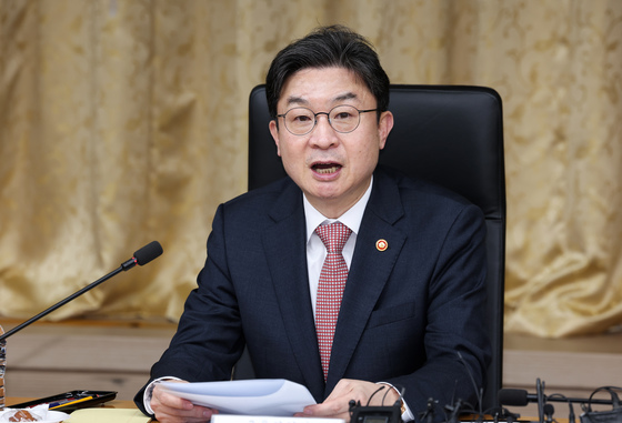 발언하는 이억원 금융위원장