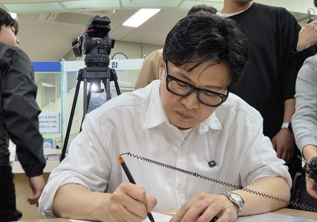 '부산 북구 주민 1일차'…한동훈 "보수 재건 바람 만들겠다"