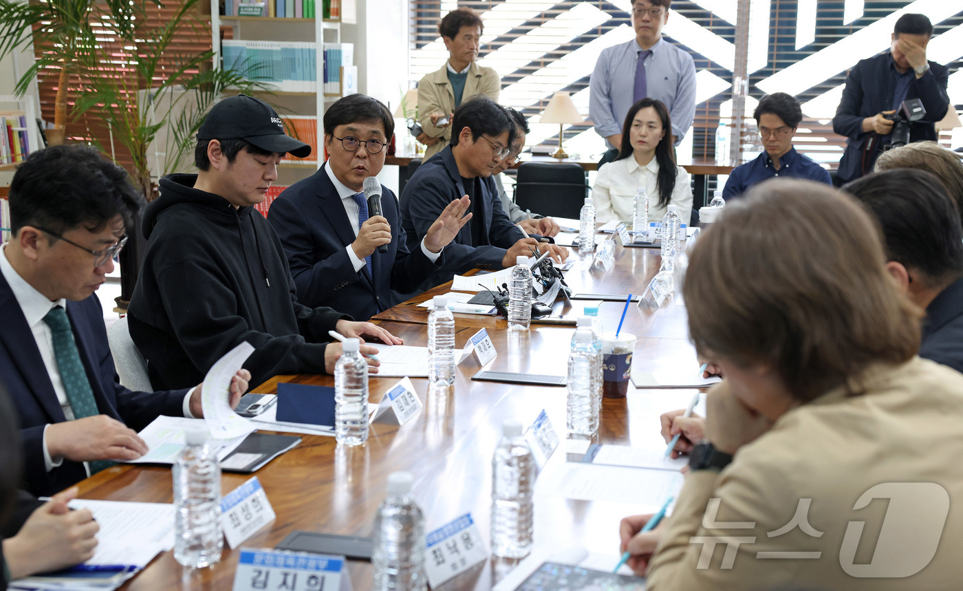 (서울=뉴스1) = 최휘영 문화체육관광부 장관이 14일 오후 서울 중구 인디그라운드에서 열린 한국 영화산업 회복을 위한 소통 간담회에서 발언을 하고 있다. (문화체육관광부 제공. …