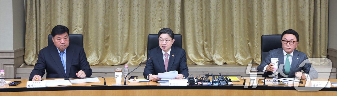 (서울=뉴스1) 임세영 기자 = 이억원 금융위원장(가운데)이 14일 서울 중구 예금보험공사에서 열린 국민성장펀드 제2차 전략위원회 회의에서 모두발언을 하고 있다.왼쪽부터 서정진 셀 …