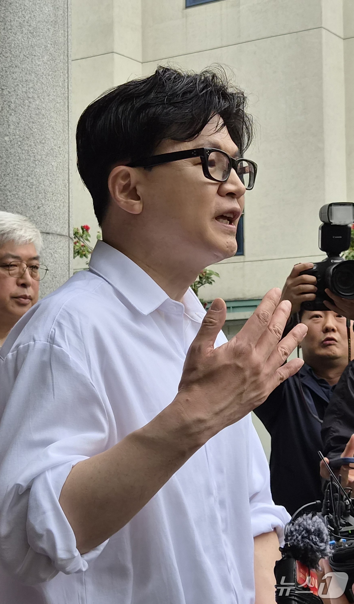 (부산=뉴스1) 임순택 기자 = 한동훈 전 국민의힘 대표가 14일 부산 북구 만덕2동 주민센터에서 전입신고를 마친 뒤 취재진 질문에 답하고 있다. 2026.4.14/뉴스1