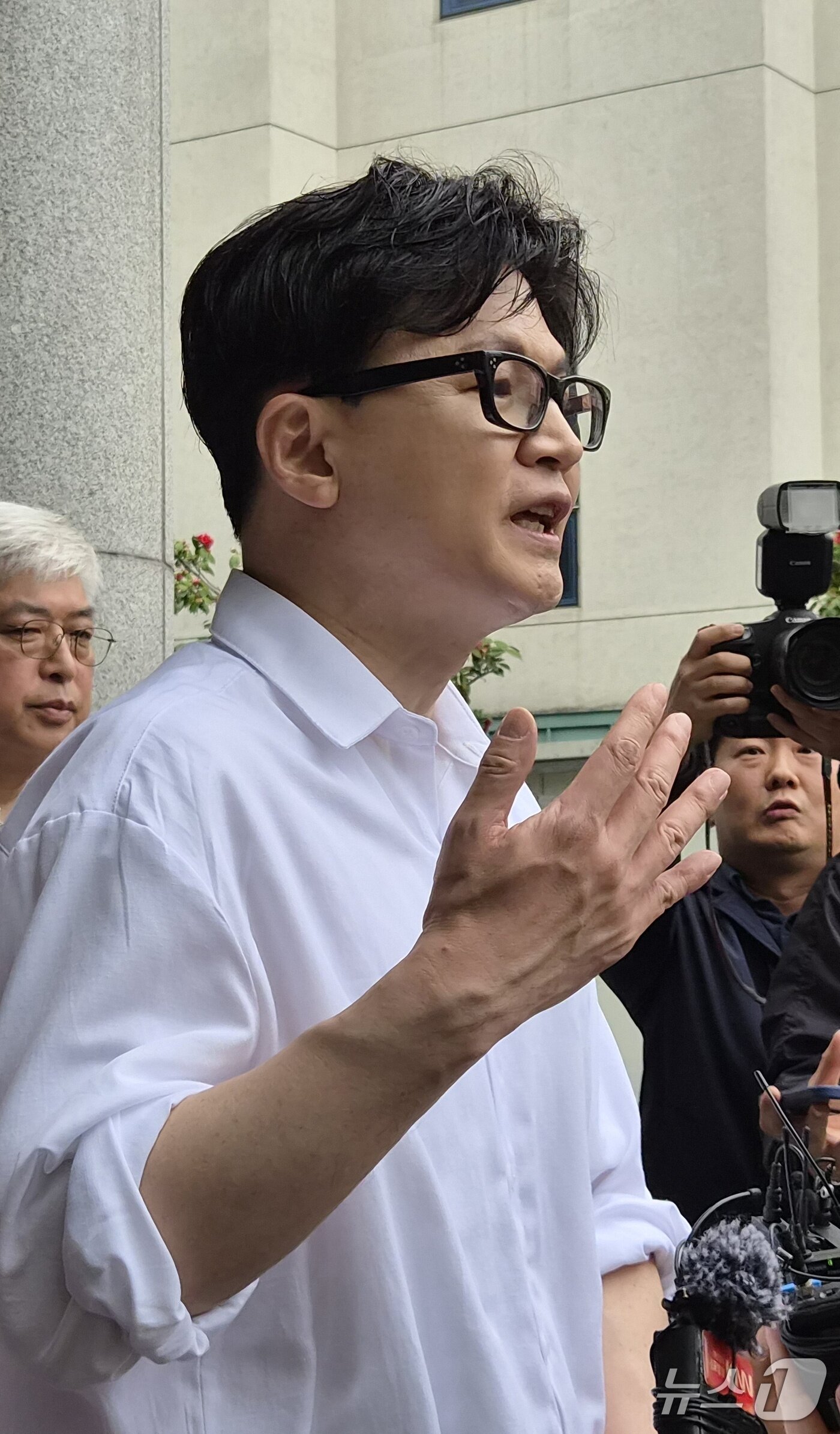 본문 이미지 - 한동훈 전 대표가 전입 신고를 마치고 기자들의 질문에 답을 하고 있다.2026.4.14/뉴스1 ⓒ News1 임순택 기자