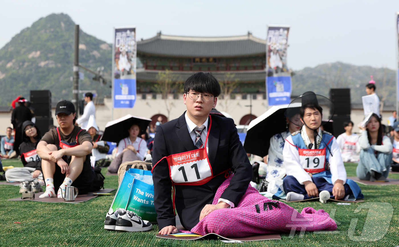 (서울=뉴스1) 김진환 기자 = 14일 오후 서울 종로구 광화문광장 육조마당에서 열린 '2026 광화문 멍때리기 대회'에서 참가자들이 멍하니 앉아 있다. 2026.4.14/뉴스1