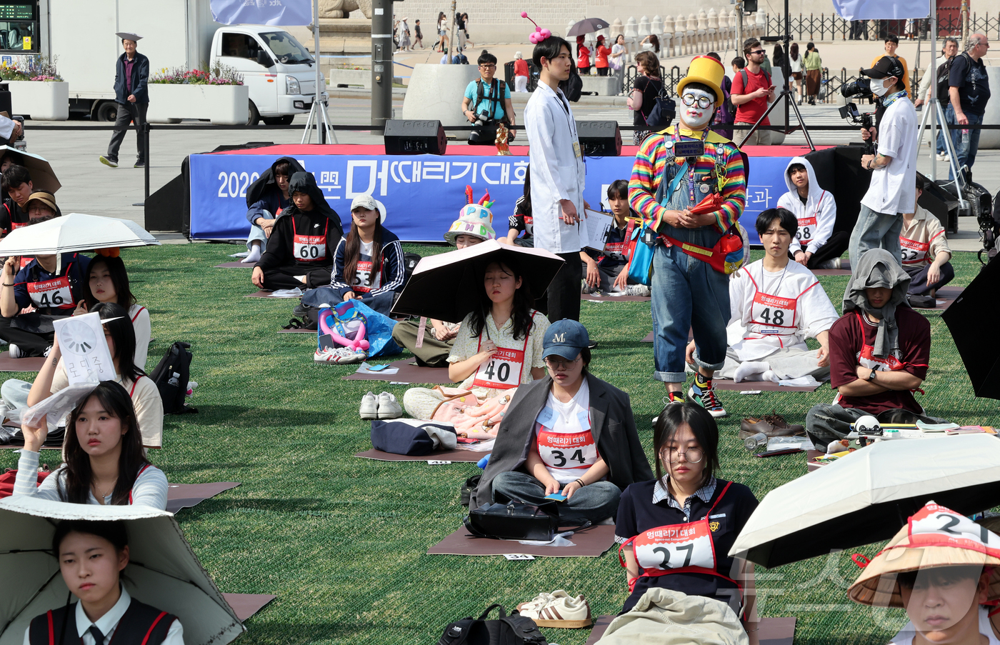 (서울=뉴스1) 김진환 기자 = 14일 오후 서울 종로구 광화문광장 육조마당에서 열린 '2026 광화문 멍때리기 대회'에서 참가자들이 멍하니 앉아 있다. 2026.4.14/뉴스1