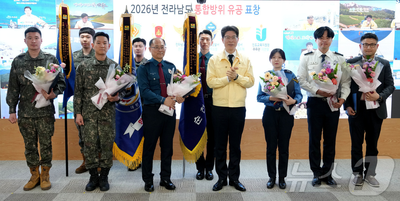 (무안=뉴스1) 전원 기자 = 황기연 전라남도지사 권한대행이 14일 오후 도청 정철실에서 열린 2026 전라남도 통합방위회의서 유공자들에게 표창을 수여하고 기념촬영을 하고 있다. …