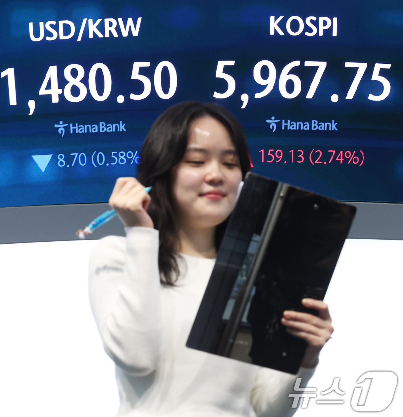 (서울=뉴스1) 오대일 기자 = 미·이란 종전 협상 기대감으로 코스피가 상승 마감한 14일 오후 서울 중구 하나은행 딜링룸 전광판에 코스피 종가가 표시되고 있다.이날 코스피는 전 …