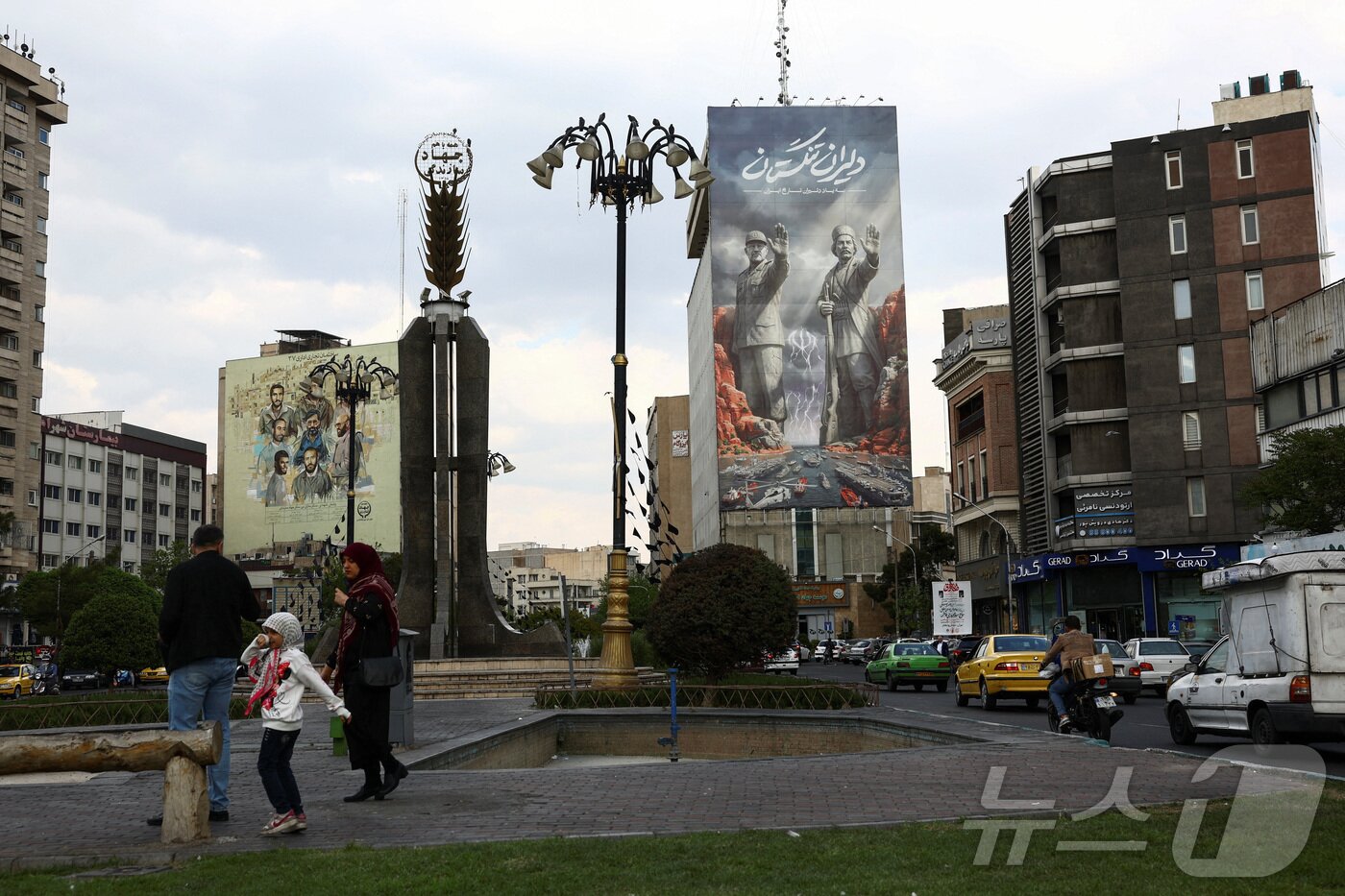 본문 이미지 - 13일(현지시간) 이란 테헤란의 한 건물에 호르무즈 해협 관련 그래픽 디자인이 그려진 광고판이 설치돼 있다. 2026.04.13 ⓒ 로이터=뉴스1