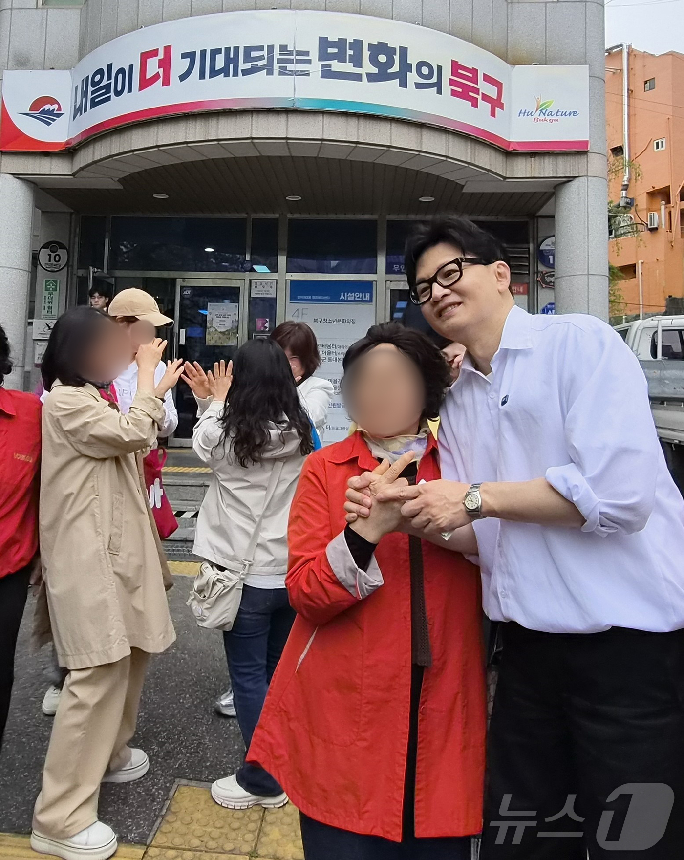 (부산=뉴스1) 임순택 기자 = 한동훈 전 국민의힘 대표가 14일 부산 북구 만덕2동행정복지센터에서 전입신고를 한 뒤 주민들과 기념사진을 찍고 있다.2026.4.14/뉴스1