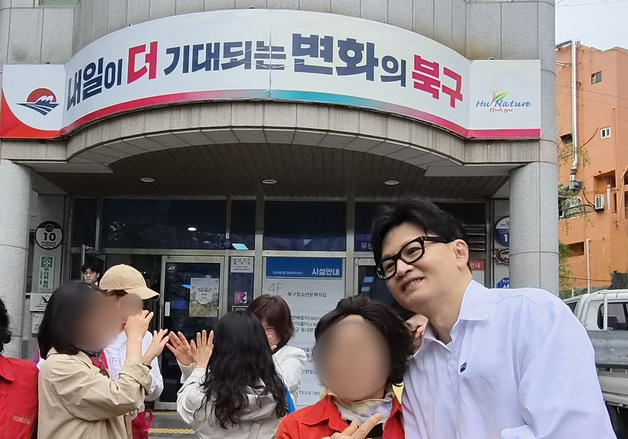 부산 북구 만덕2동 전입신고 마치고 주민들과 함께 사진 찍는 한동훈