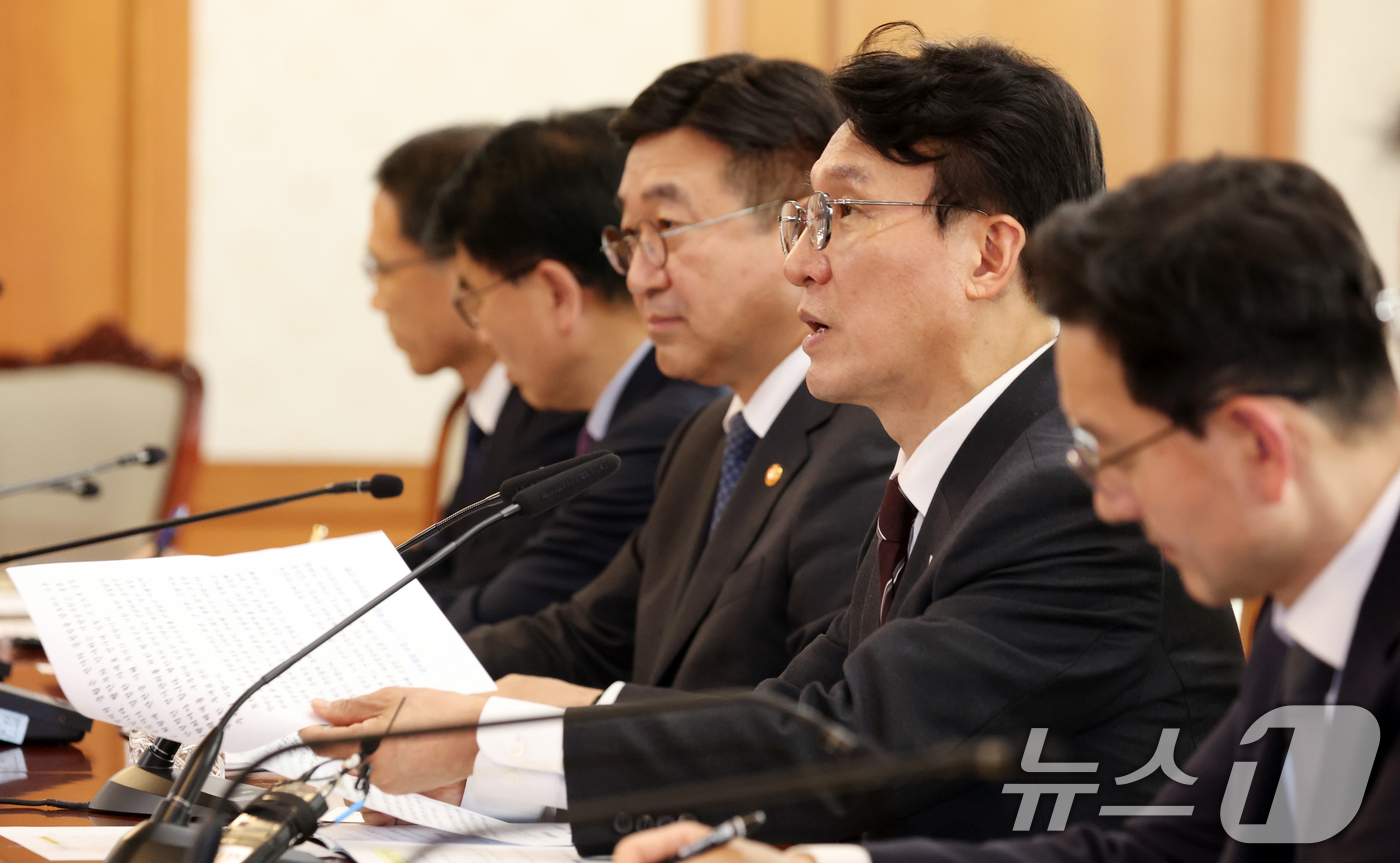 (서울=뉴스1) 김명섭 기자 = 김민석 국무총리가 14일 오후 서울 종로구 세종대로 정부서울청사에서 열린 공명선거 관계장관회의에서 모두 발언을 하고 있다. 2026.4.14/뉴스1 …