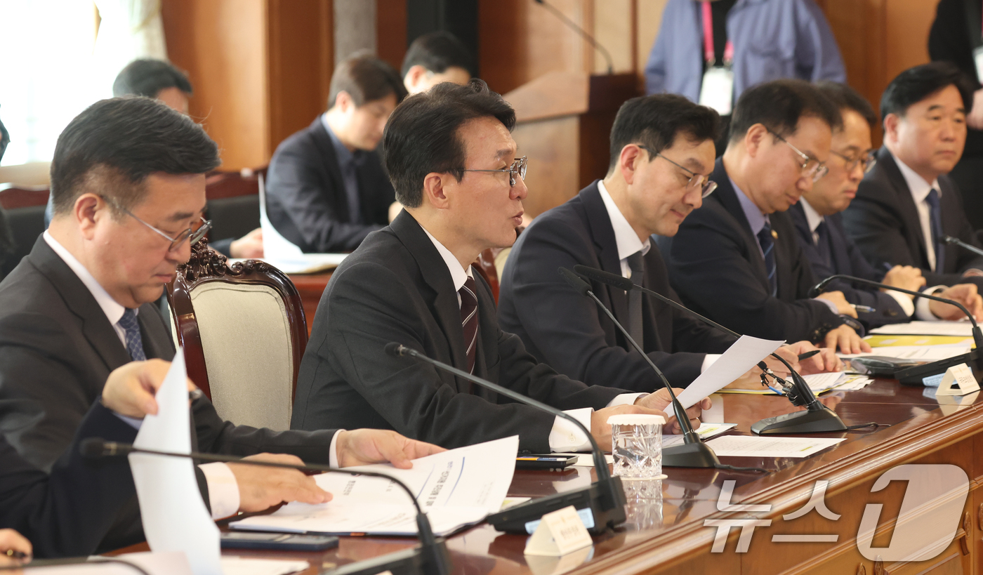 (서울=뉴스1) 김명섭 기자 = 김민석 국무총리가 14일 오후 서울 종로구 세종대로 정부서울청사에서 열린 공명선거 관계장관회의에서 모두 발언을 하고 있다. 2026.4.14/뉴스1 …