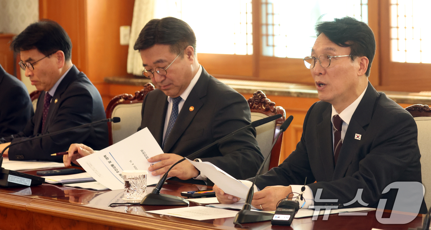 (서울=뉴스1) 김명섭 기자 = 김민석 국무총리가 14일 오후 서울 종로구 세종대로 정부서울청사에서 열린 공명선거 관계장관회의에서 모두 발언을 하고 있다. 2026.4.14/뉴스1 …