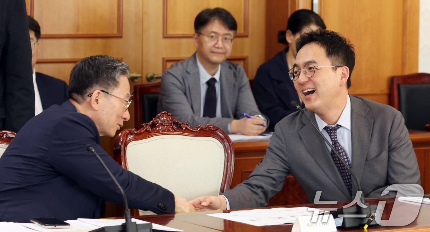 (서울=뉴스1) 김명섭 기자 = 정성호 법무부 장관과 구자현 검찰총장 직무대행(대검찰청 차장검사)이 14일 오후 서울 종로구 세종대로 정부서울청사에서 열린 공명선거 관계장관회의에서 …