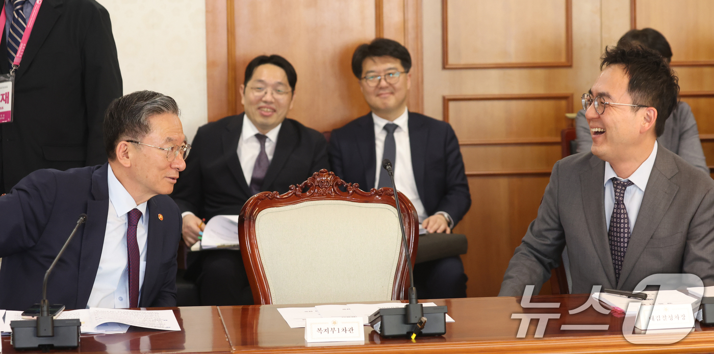 (서울=뉴스1) 김명섭 기자 = 정성호 법무부 장관과 구자현 검찰총장 직무대행(대검찰청 차장검사)이 14일 오후 서울 종로구 세종대로 정부서울청사에서 열린 공명선거 관계장관회의에서 …