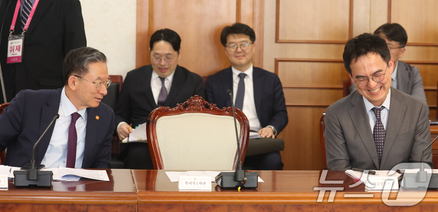 (서울=뉴스1) 김명섭 기자 = 정성호 법무부 장관과 구자현 검찰총장 직무대행(대검찰청 차장검사)이 14일 오후 서울 종로구 세종대로 정부서울청사에서 열린 공명선거 관계장관회의에서 …