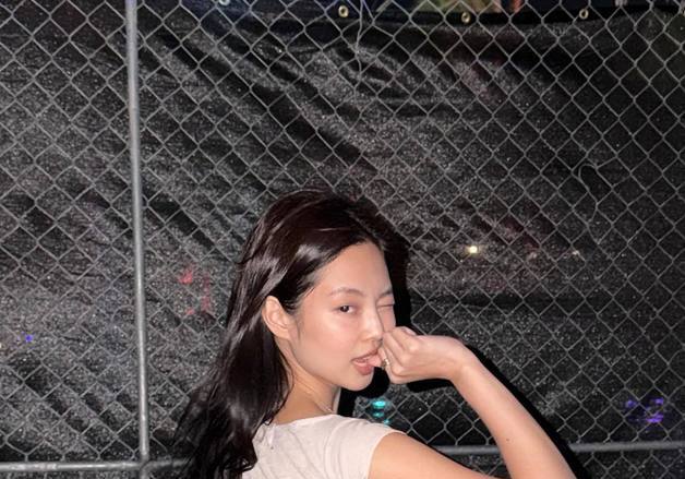 제니, 크롭티+청바지로 완성한 명품 뒤태…힙함 가득 미모 [N샷]