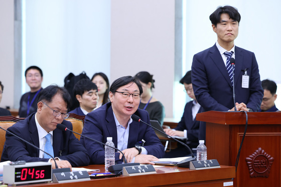 답변하는 이화영 전 평화부지사