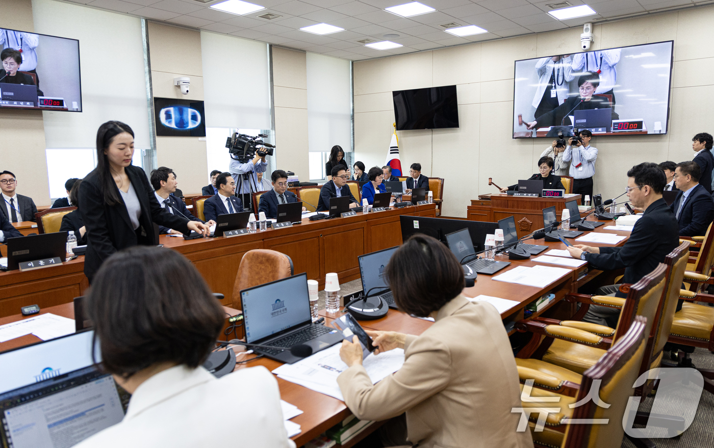 (서울=뉴스1) 이승배 기자 = 14일 서울 여의도 국회에서 열린 제434회국회(임시회) 과학기술정보방송통신위원회 제4차 전체회의에서 최민희 위원장이 의사진행을 하고 있다. 202 …