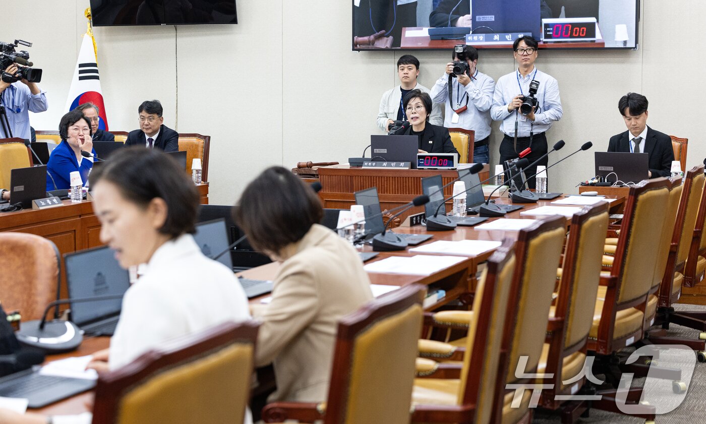 본문 이미지 - 14일 서울 여의도 국회에서 열린 제434회국회(임시회) 과학기술정보방송통신위원회 제4차 전체회의에서 최민희 위원장이 의사진행을 하고 있다. 2026.4.14 ⓒ 뉴스1 이승배 기자