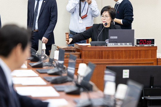 의사봉 두드리는 최민희 위원장
