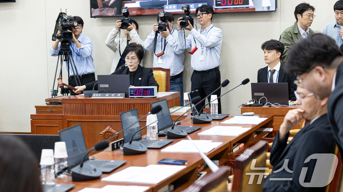 (서울=뉴스1) 이승배 기자 = 14일 서울 여의도 국회에서 열린 제434회국회(임시회) 과학기술정보방송통신위원회 제4차 전체회의에서 최민희 위원장이 의사진행을 하고 있다. 202 …