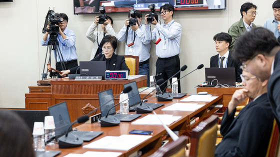 의사진행하는 최민희 위원장