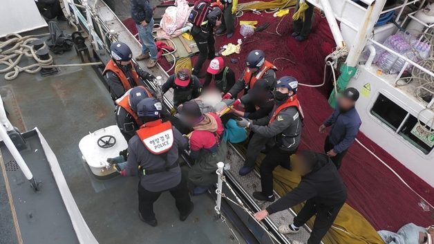 어청도 해상서 어망 치우다 도르래 '쾅'…외국인 선원 2명 부상