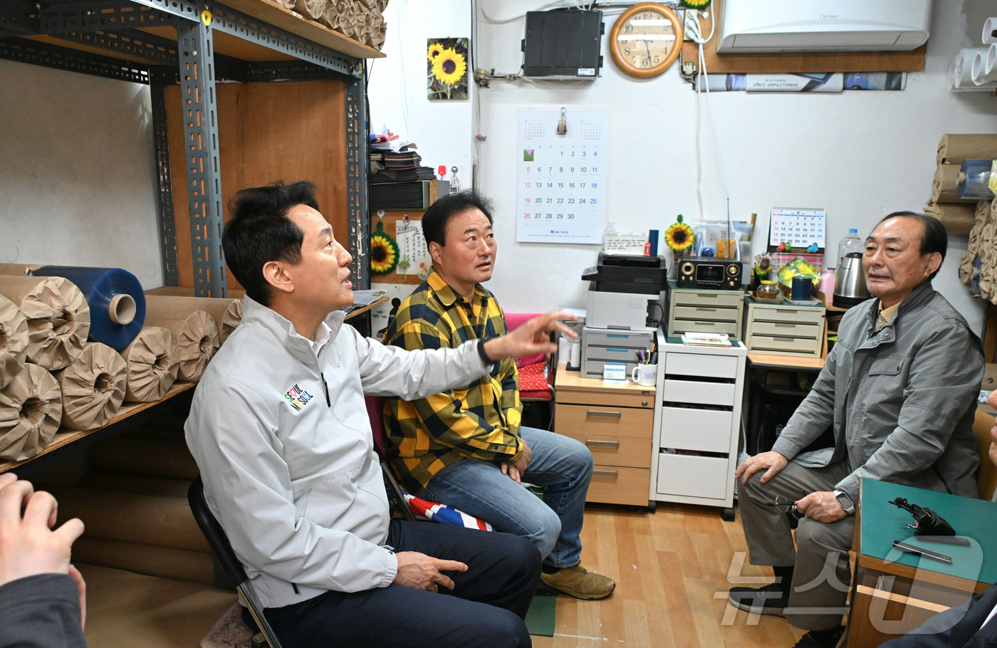 (서울=뉴스1) = 오세훈 서울시장이 14일 서울 중구 방산시장을 방문해 비닐 포장재 점포애서 피해 현황을 청취하고 있다. (서울시 제공. 재판매 및 DB 금지) 2026.4.14 …