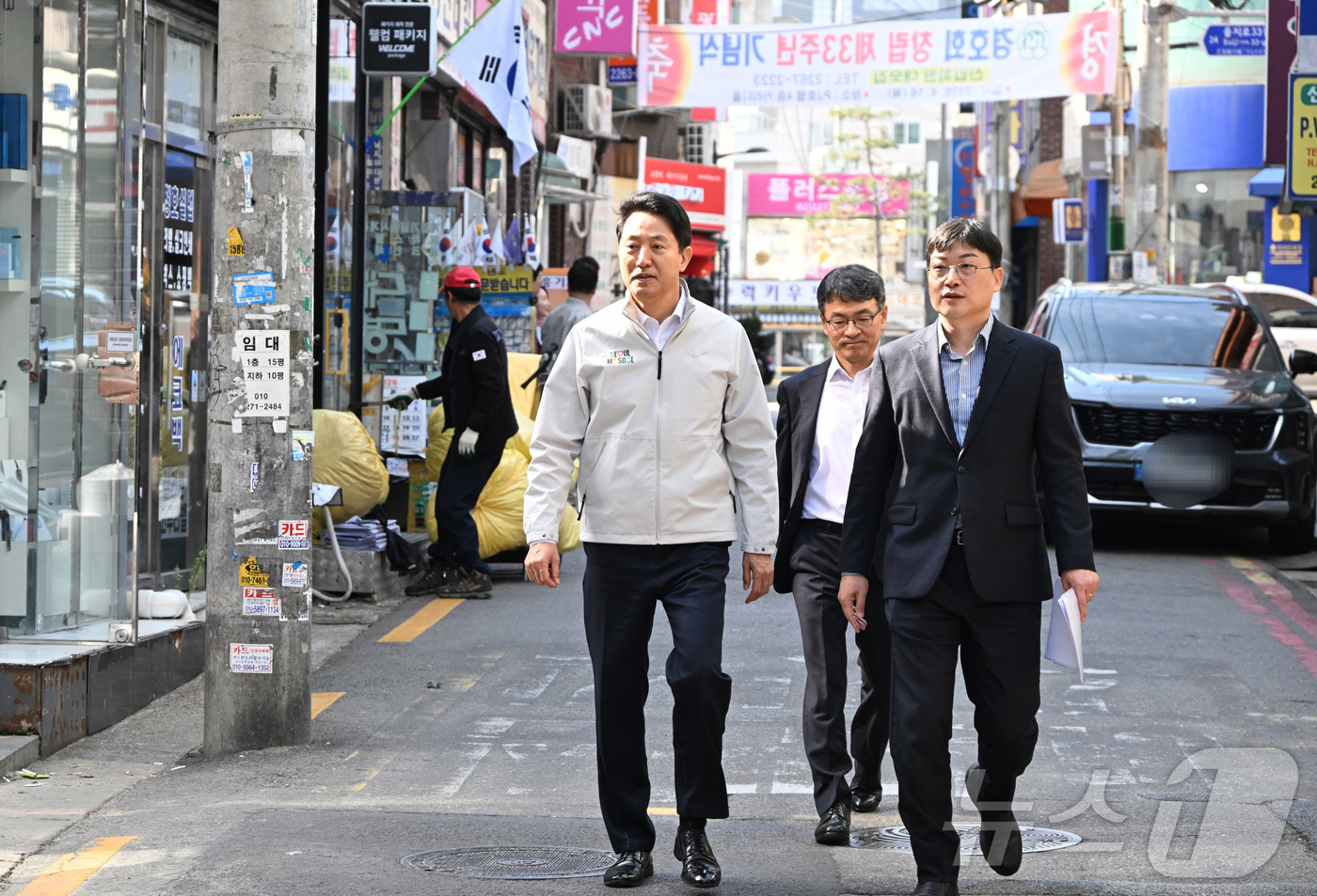 (서울=뉴스1) = 오세훈 서울시장이 14일 서울 중구 방산시장에서 인쇄·포장재 업체 피해 현황을 파악하기 위해 점포를 둘러보고 있다. (서울시 제공. 재판매 및 DB 금지) 20 …