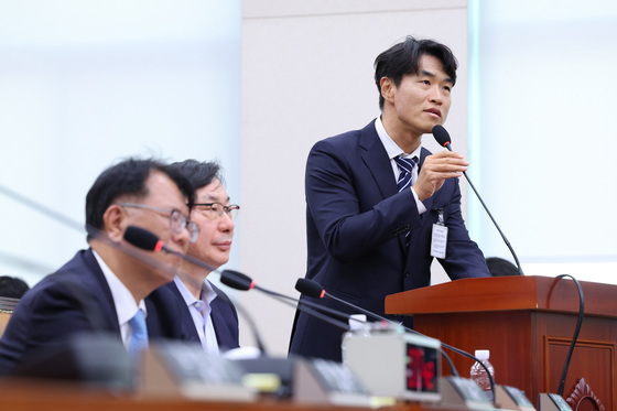 이화영 앞에서 답변하는 김영남