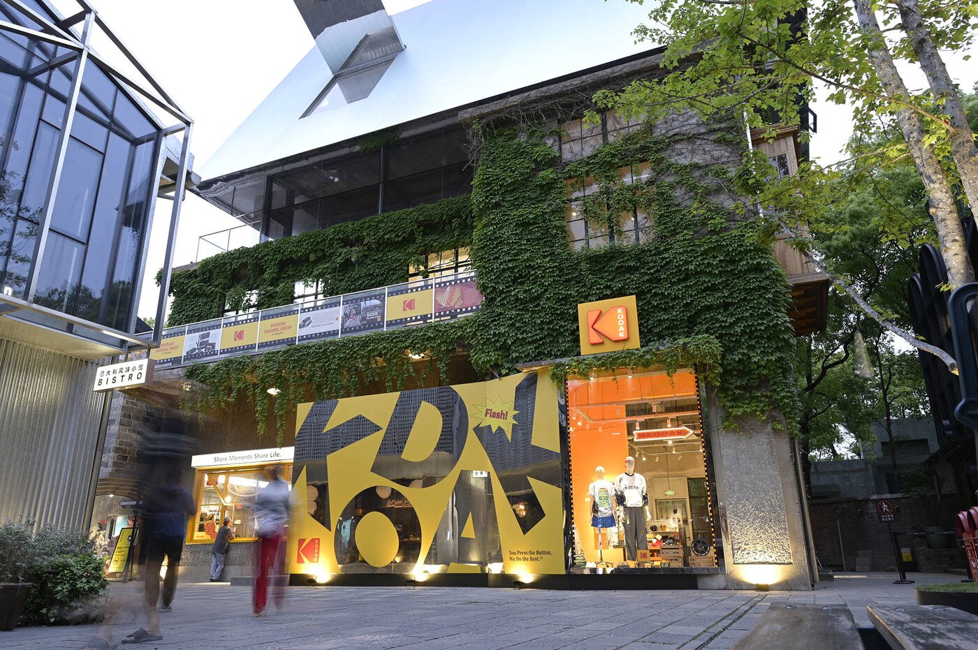 본문 이미지 - 코닥어패럴이 2025년 5월 오픈한 중국 상해 EKA 플래그십스토어.(하이라이트브랜드 제공)