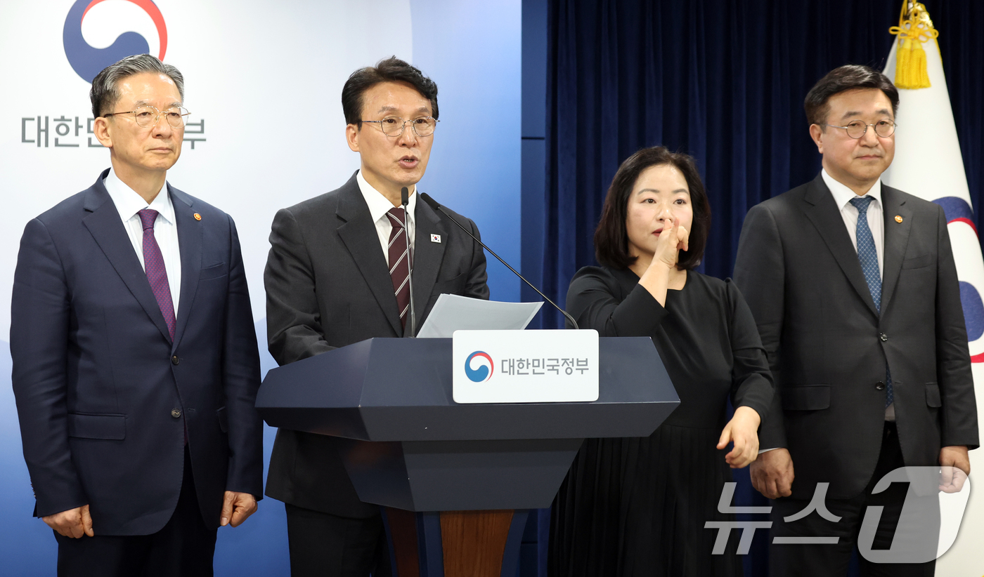 (서울=뉴스1) 김명섭 기자 = 김민석 국무총리가 14일 오후 서울 종로구 세종대로 정부서울청사에서 제9회 전국동시지방선거 대국민담화를 발표하고 있다. 2026.4.14/뉴스1